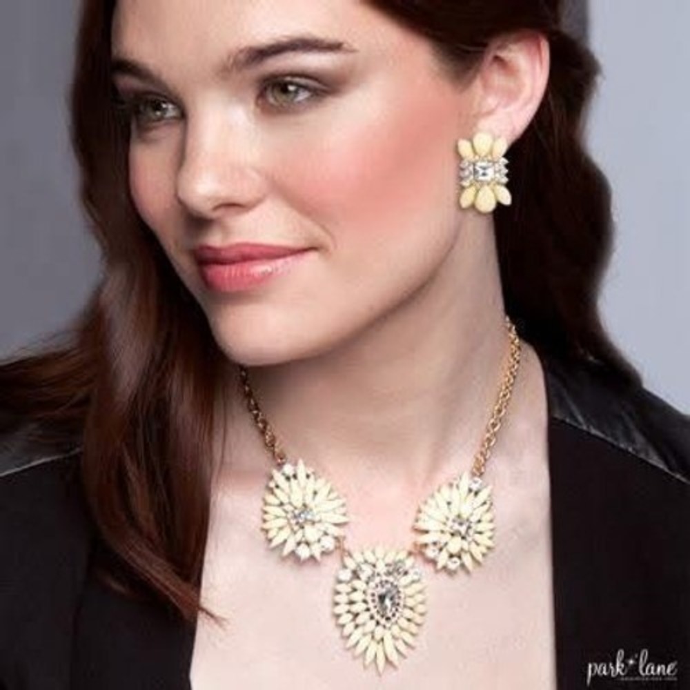 Park Lane Statement Necklace Women OS Cream Gold Floral Crystal Bib